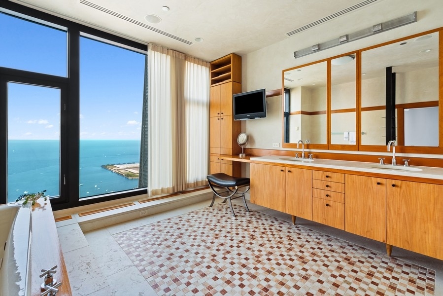 132 E Delaware Place Unit: 6502