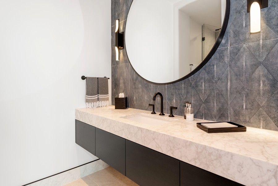 132 E Delaware Place Unit: 6502