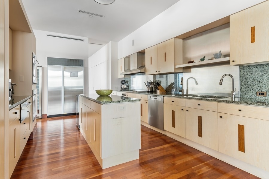 132 E Delaware Place Unit: 6502