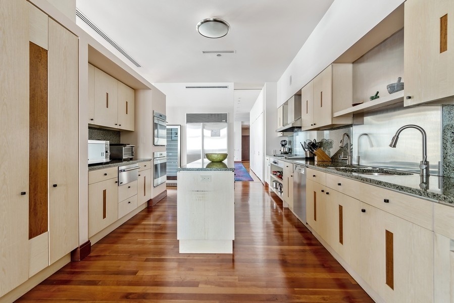 132 E Delaware Place Unit: 6502