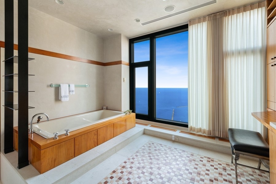 132 E Delaware Place Unit: 6502