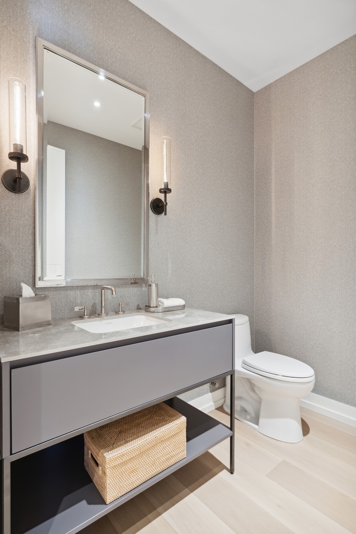 14 W Superior Street Unit: 5702