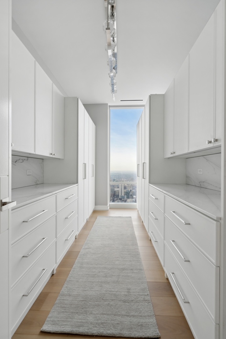 14 W Superior Street Unit: 5702