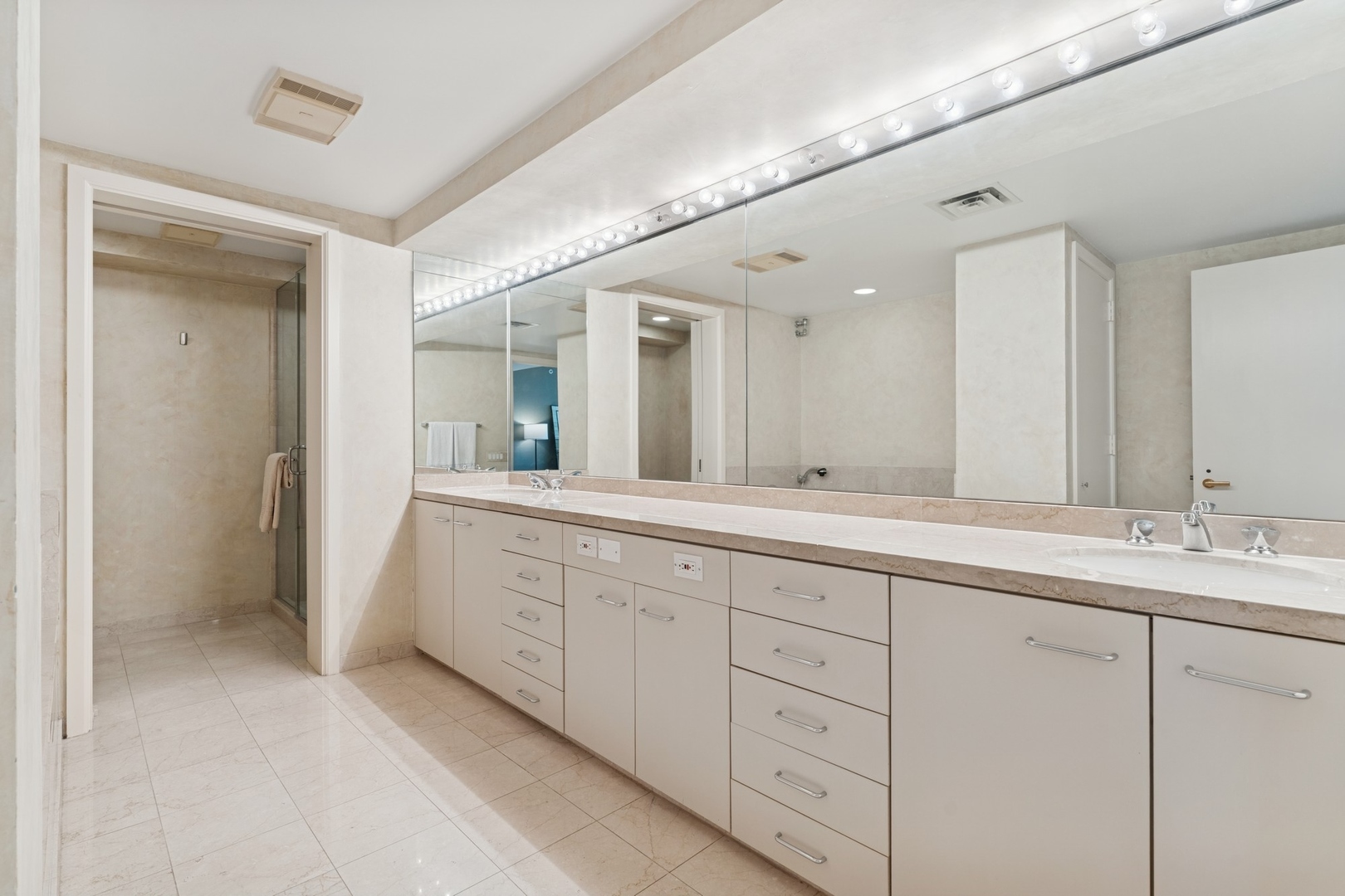 132 E Delaware Place Unit: 5504