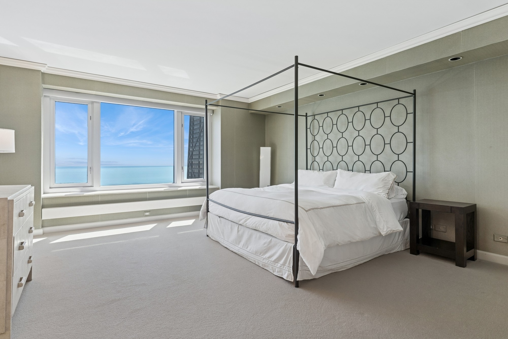 132 E Delaware Place Unit: 5504