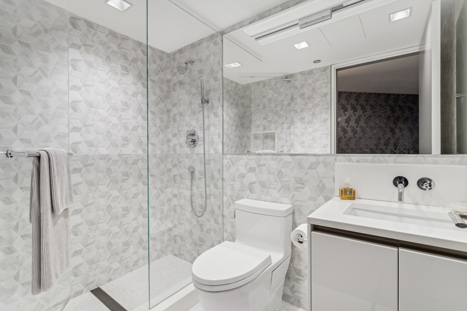 950 N Michigan Avenue Unit: 4306