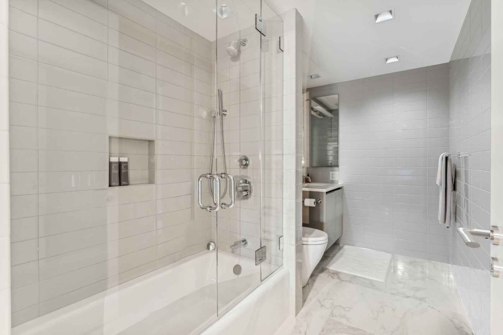 950 N Michigan Avenue Unit: 4306