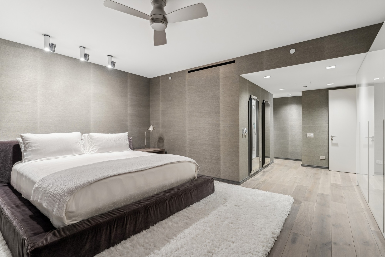 950 N Michigan Avenue Unit: 4306