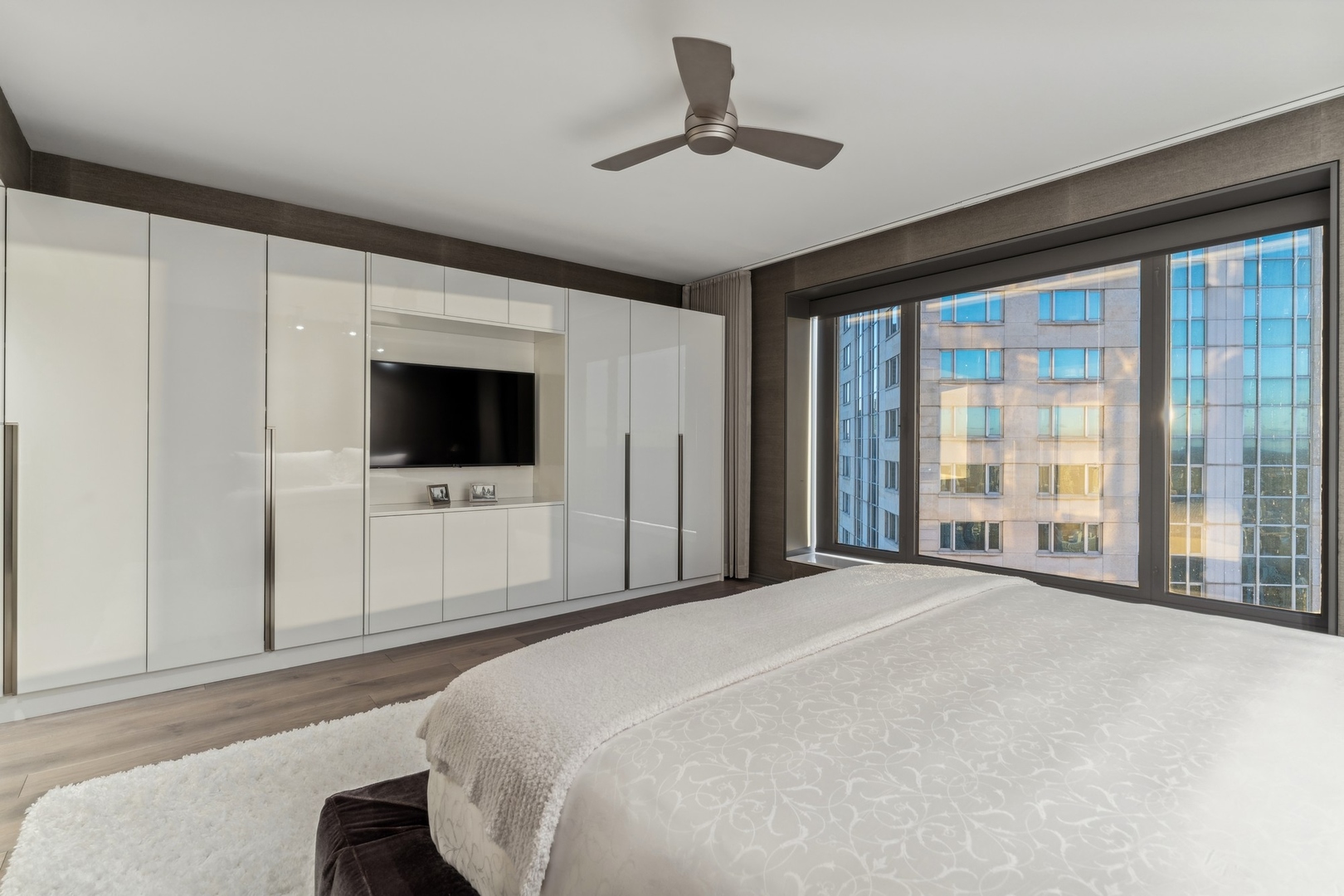 950 N Michigan Avenue Unit: 4306