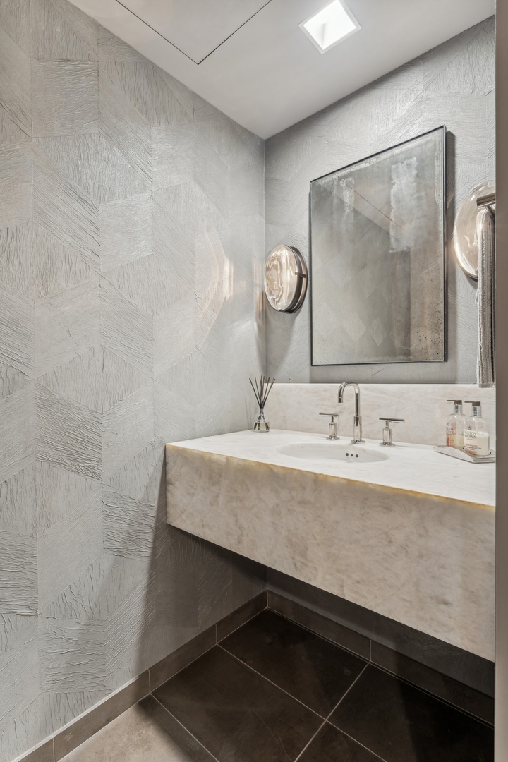 950 N Michigan Avenue Unit: 4306