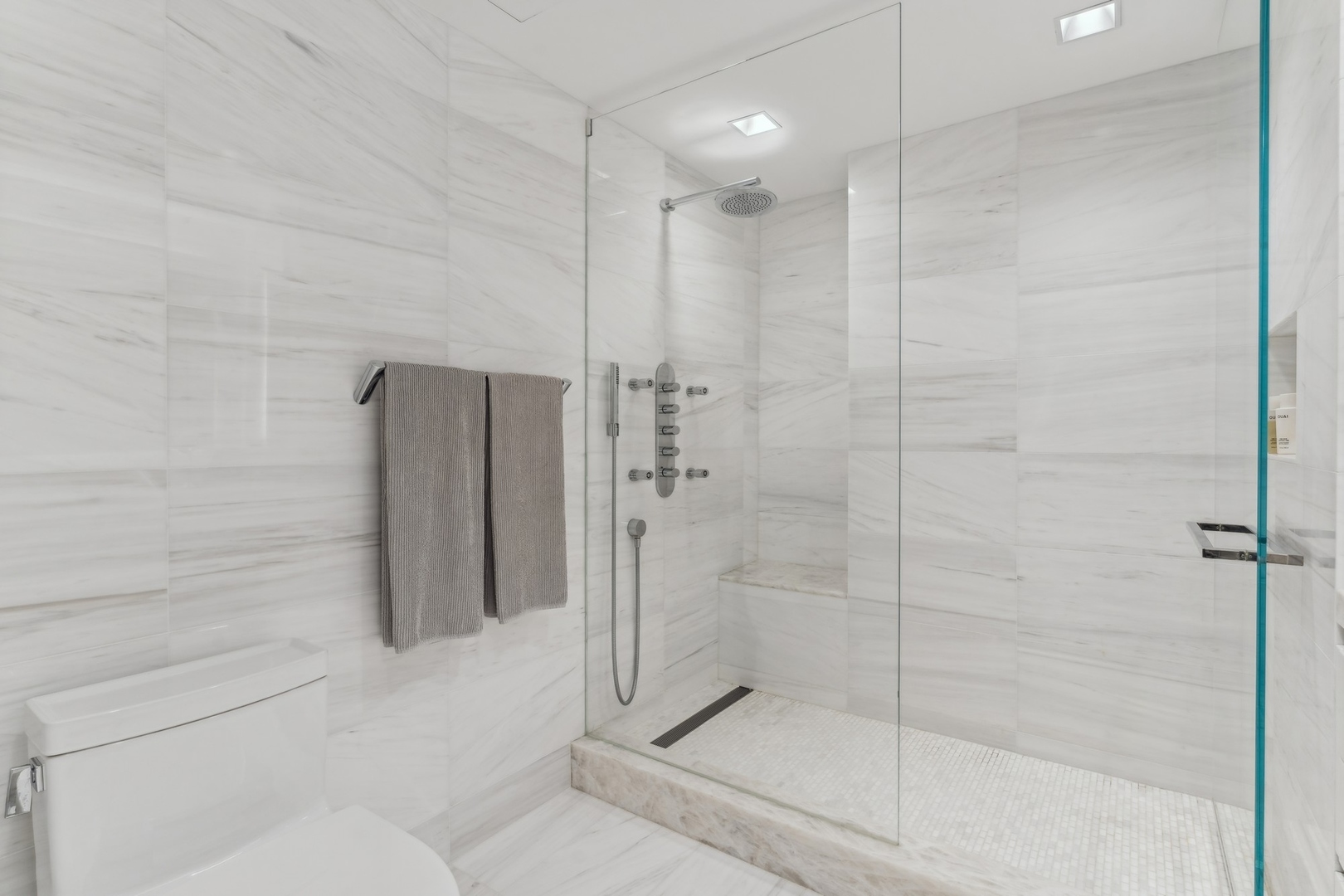 950 N Michigan Avenue Unit: 4306