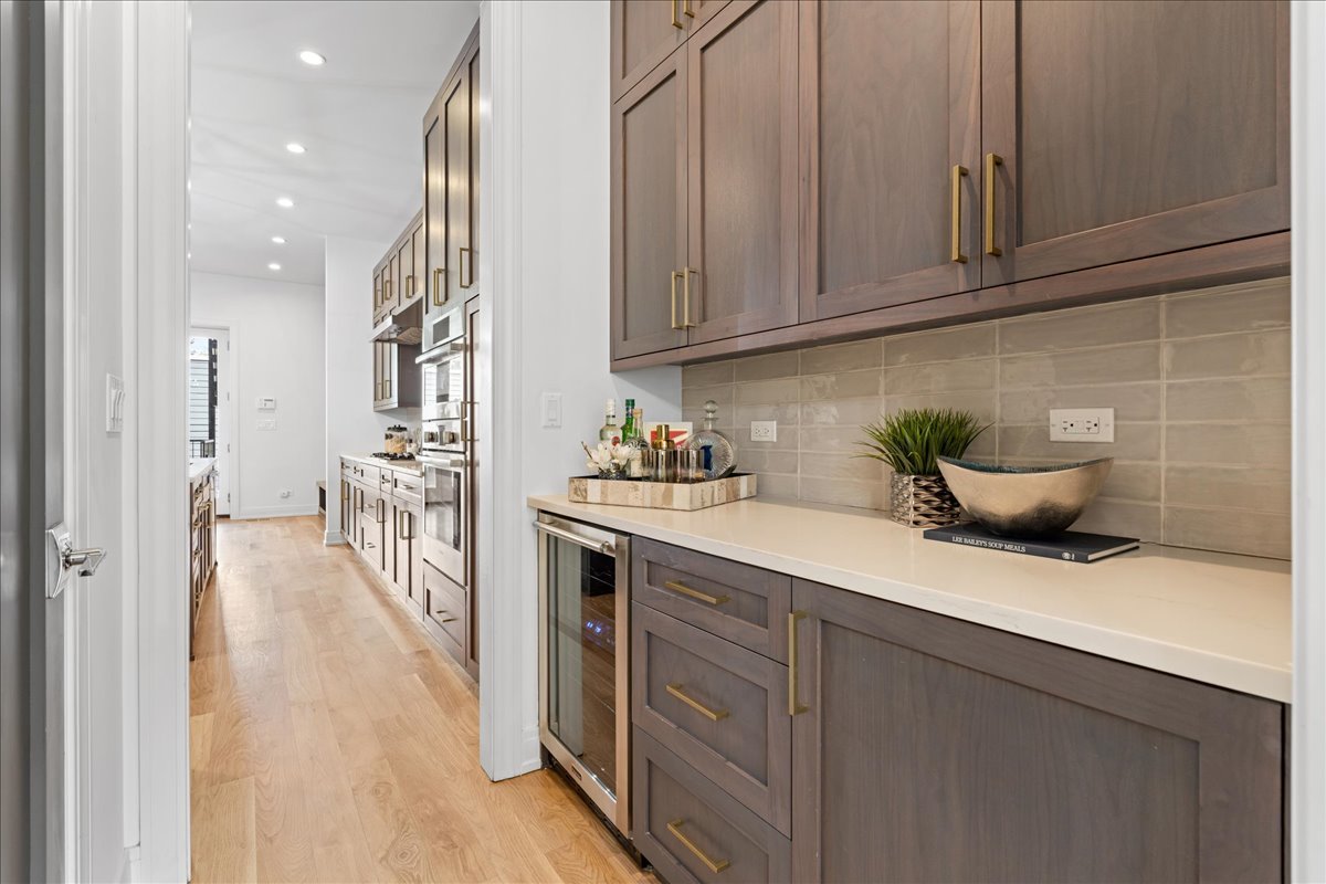 1630 W WARREN Boulevard Unit: 1