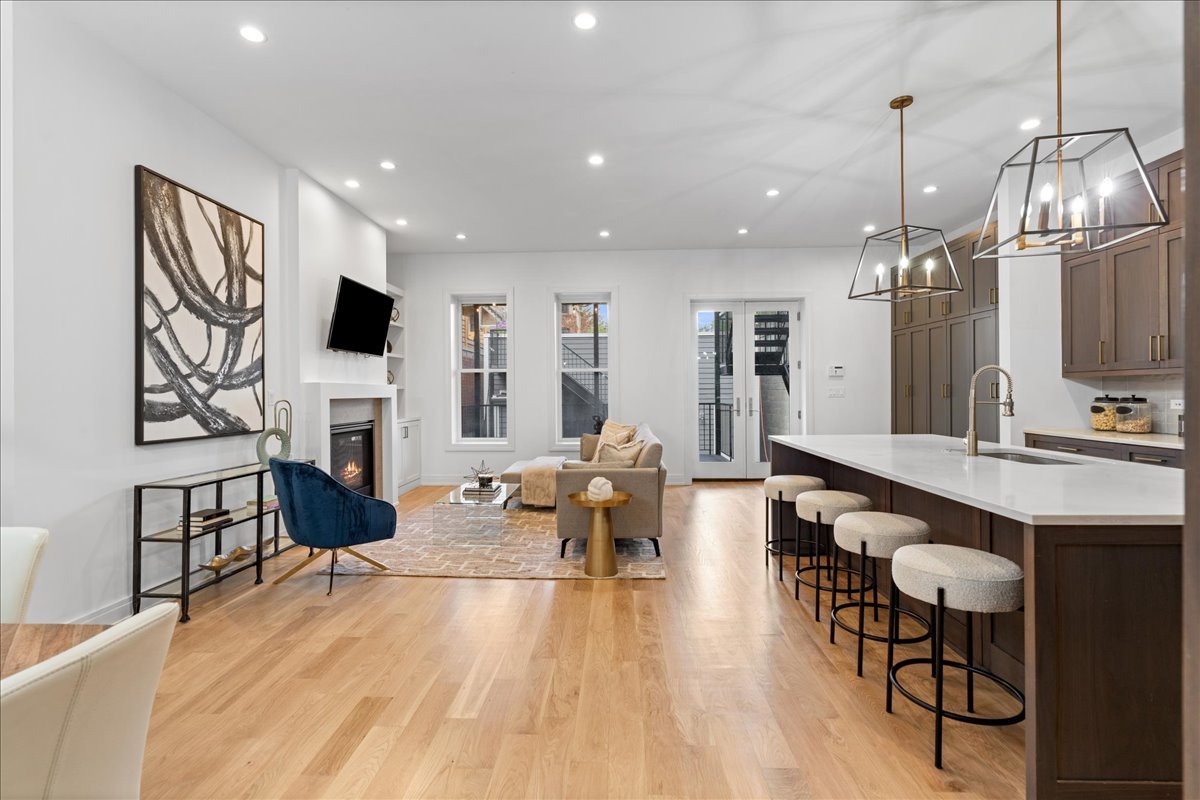 1630 W WARREN Boulevard Unit: 1