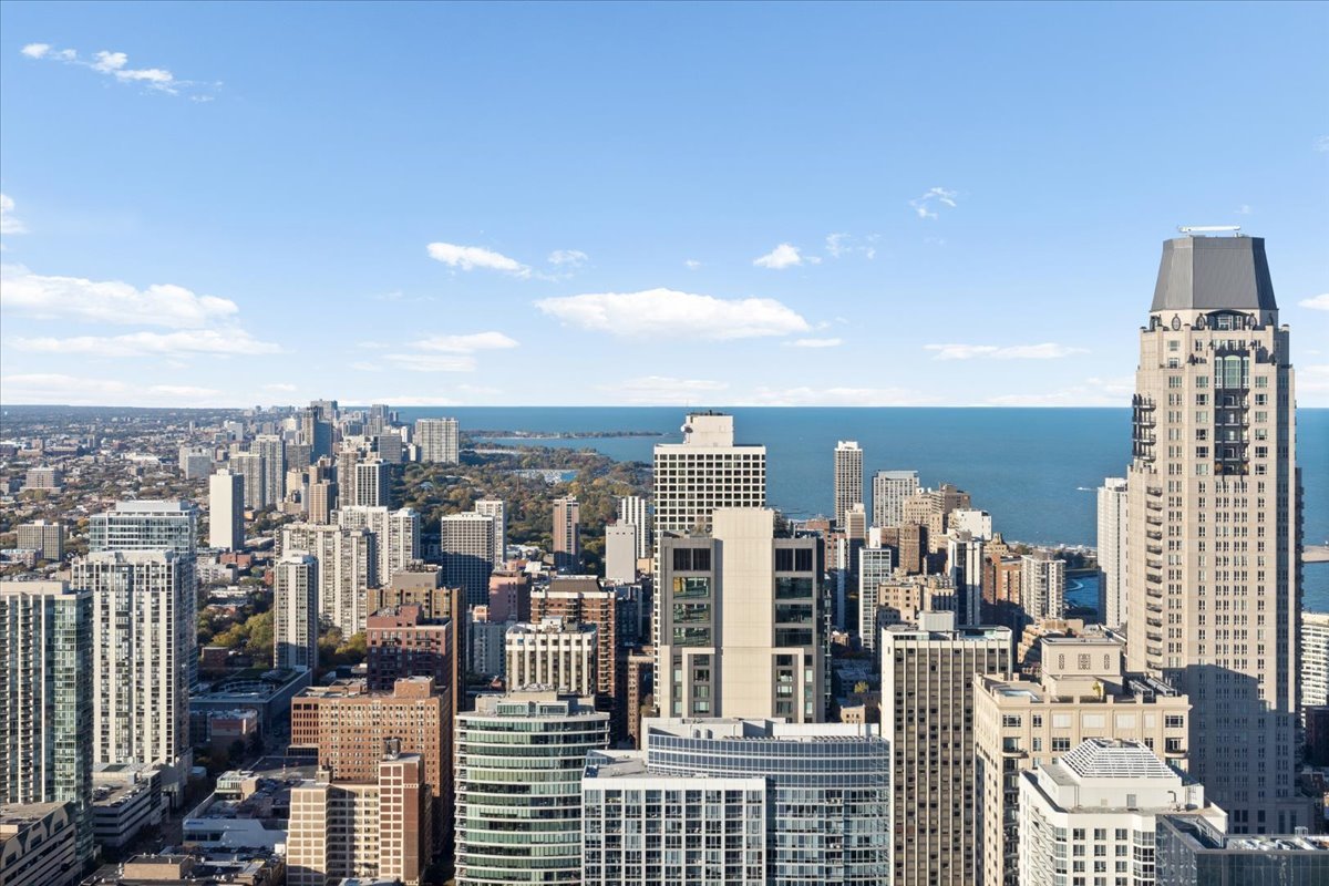 14 W Superior Street Unit: 4903
