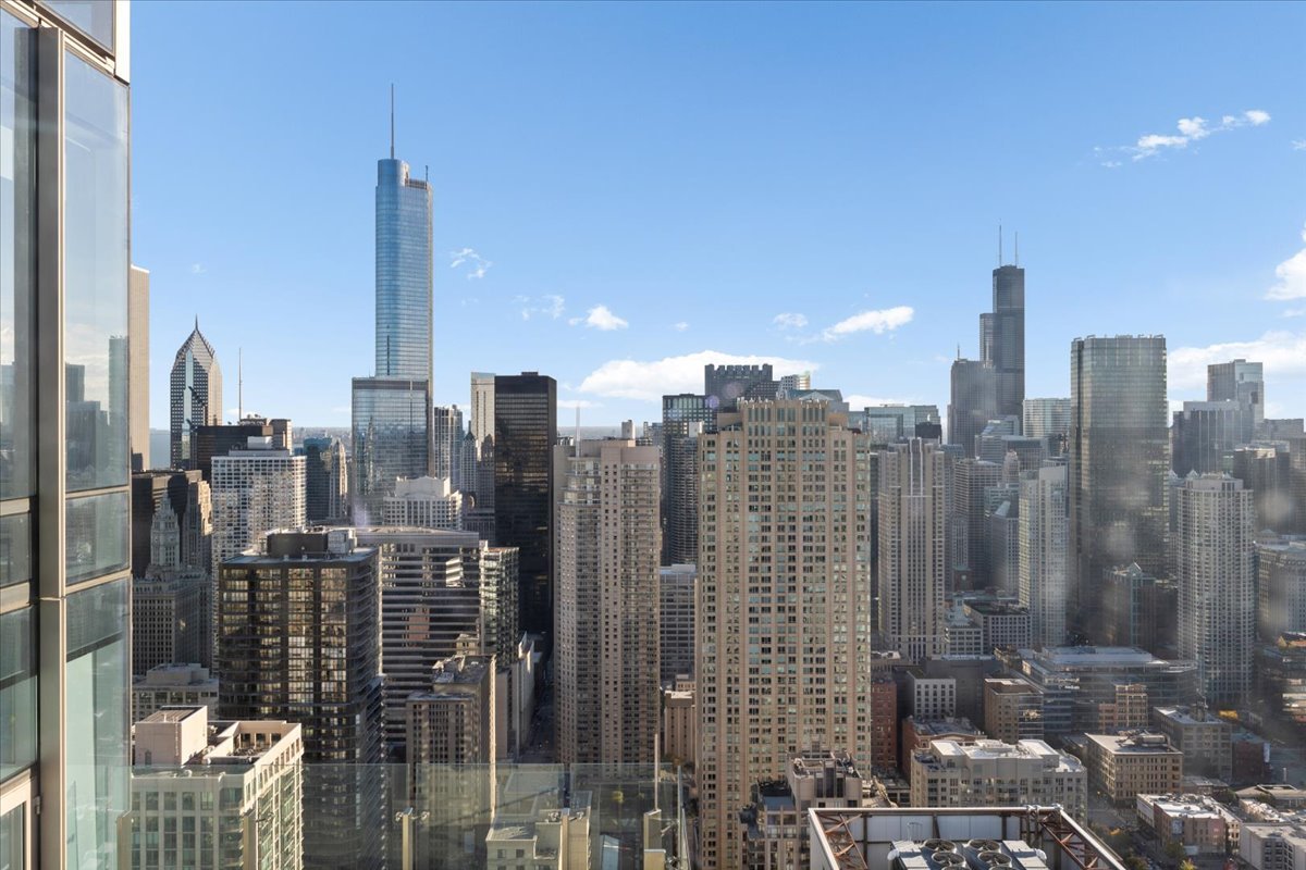 14 W Superior Street Unit: 4903
