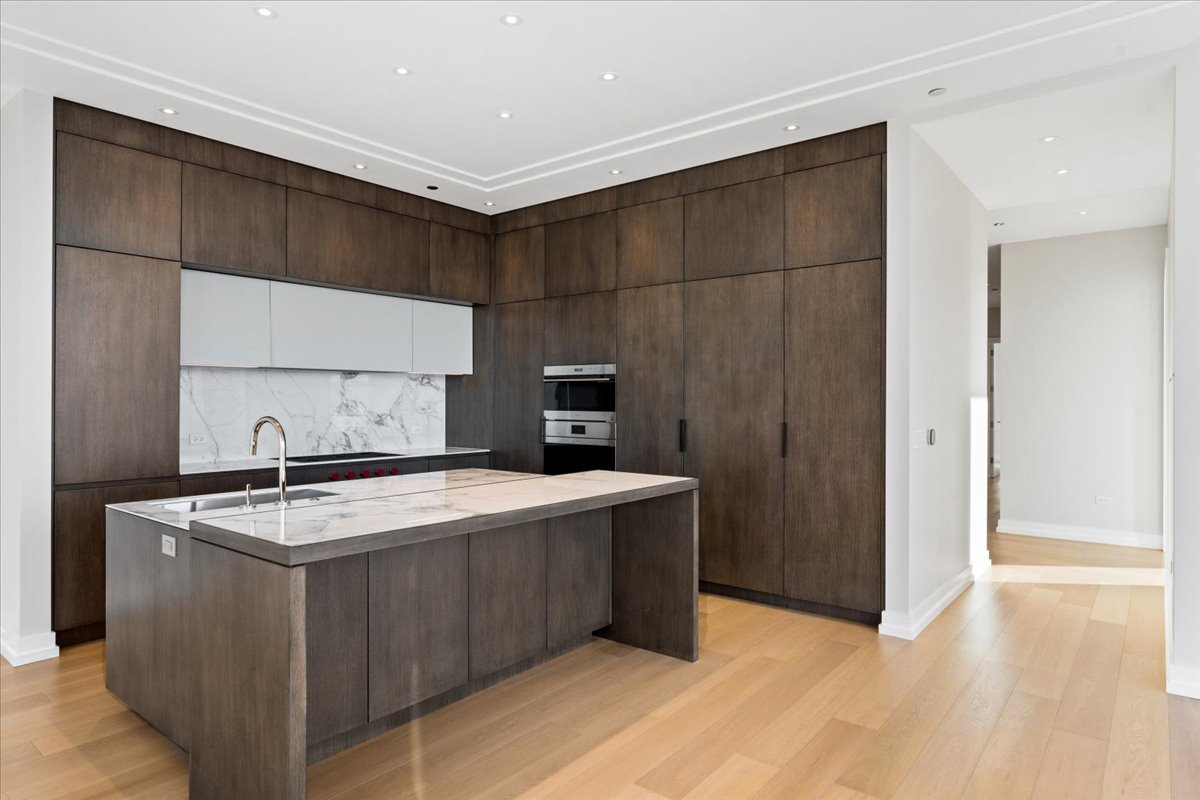 14 W Superior Street Unit: 4903
