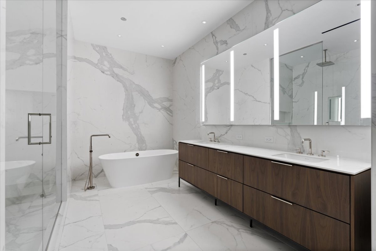 14 W Superior Street Unit: 4903