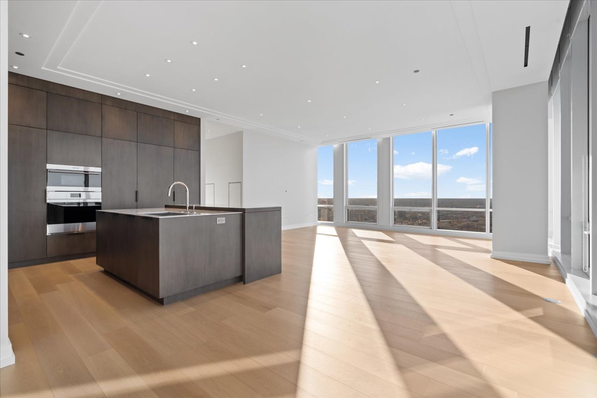 14 W Superior Street Unit: 4903