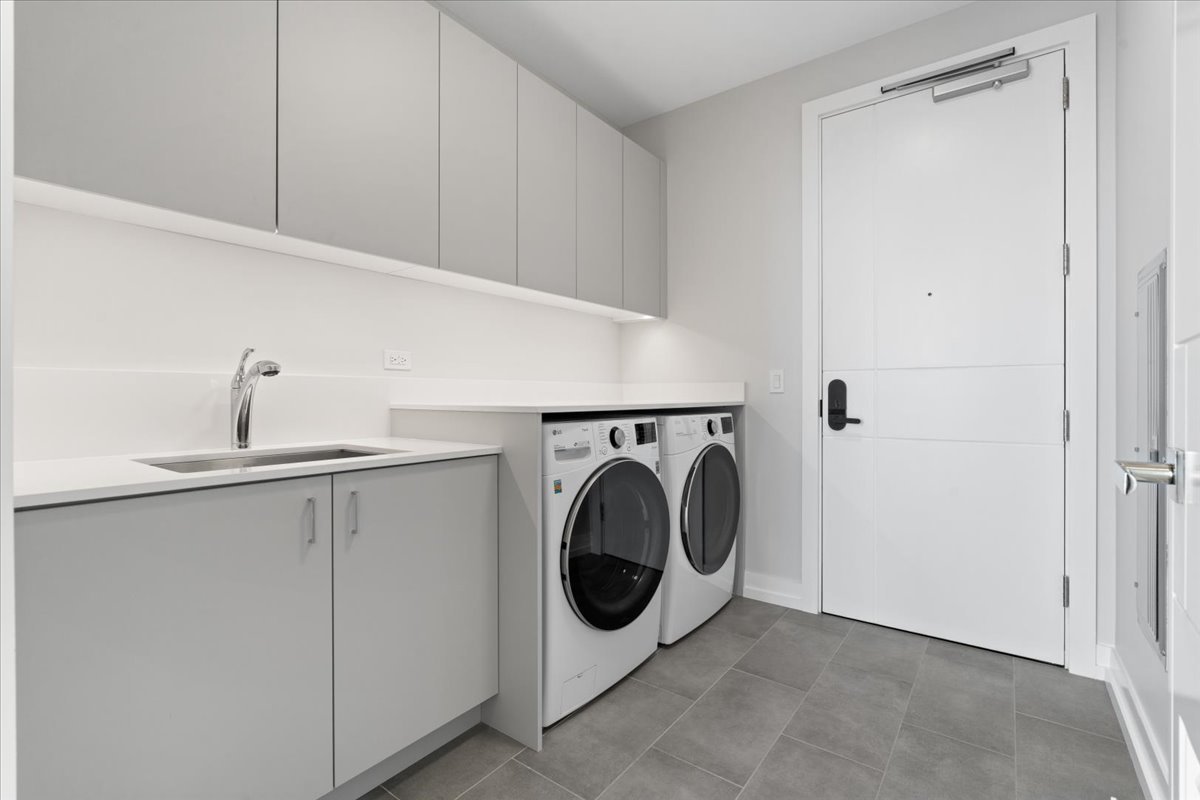 14 W Superior Street Unit: 4903