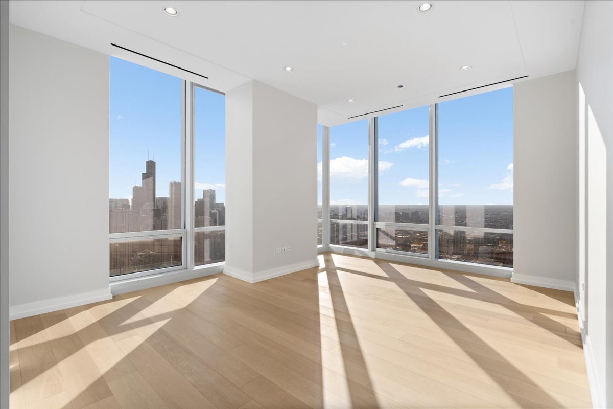14 W Superior Street Unit: 4903