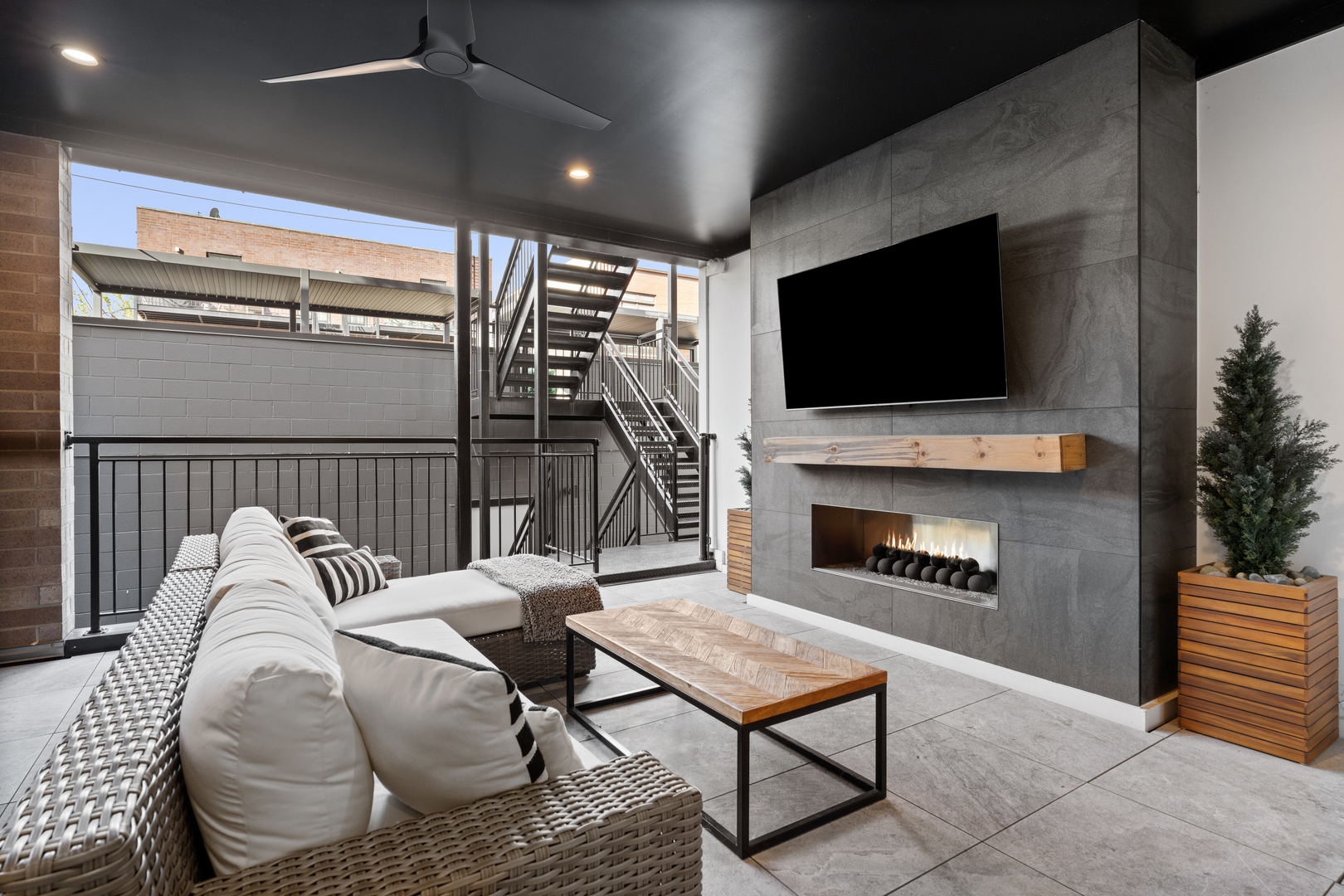 2640 N Bosworth Avenue Unit: 1S