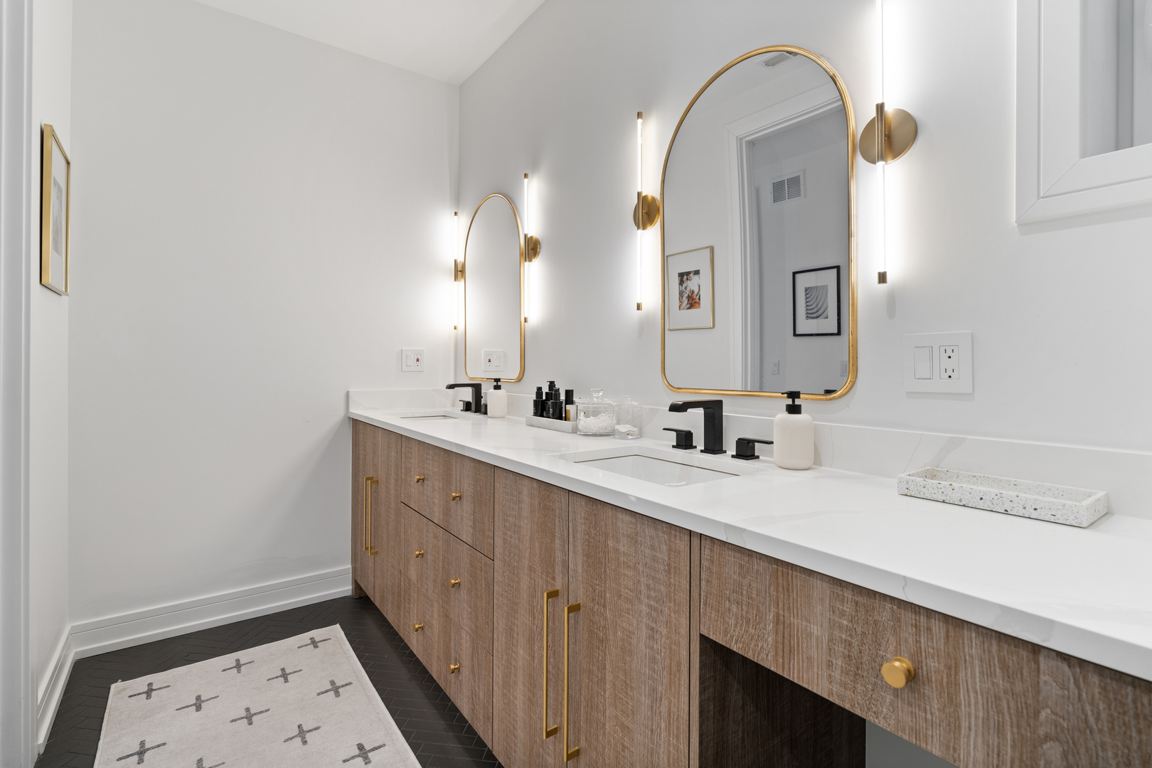2640 N Bosworth Avenue Unit: 1S