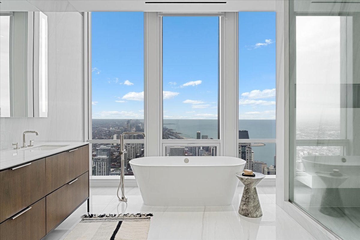 14 W Superior Street Unit: 6502