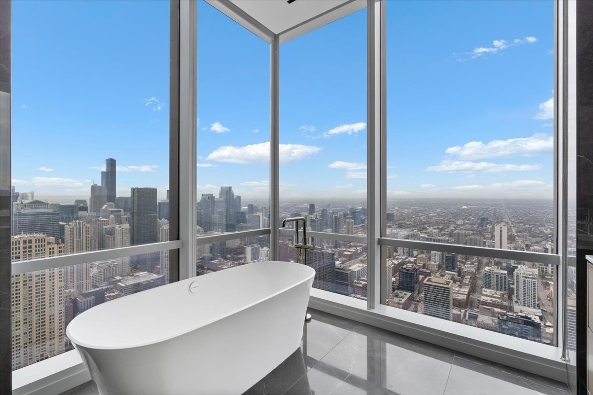 14 W Superior Street Unit: 6002