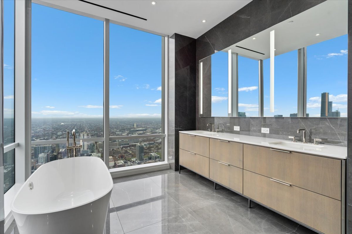 14 W Superior Street Unit: 6002