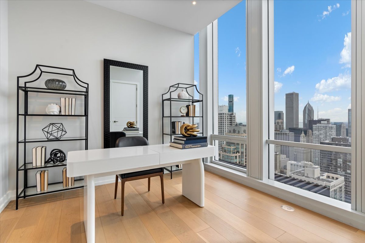14 W Superior Street Unit: 4702