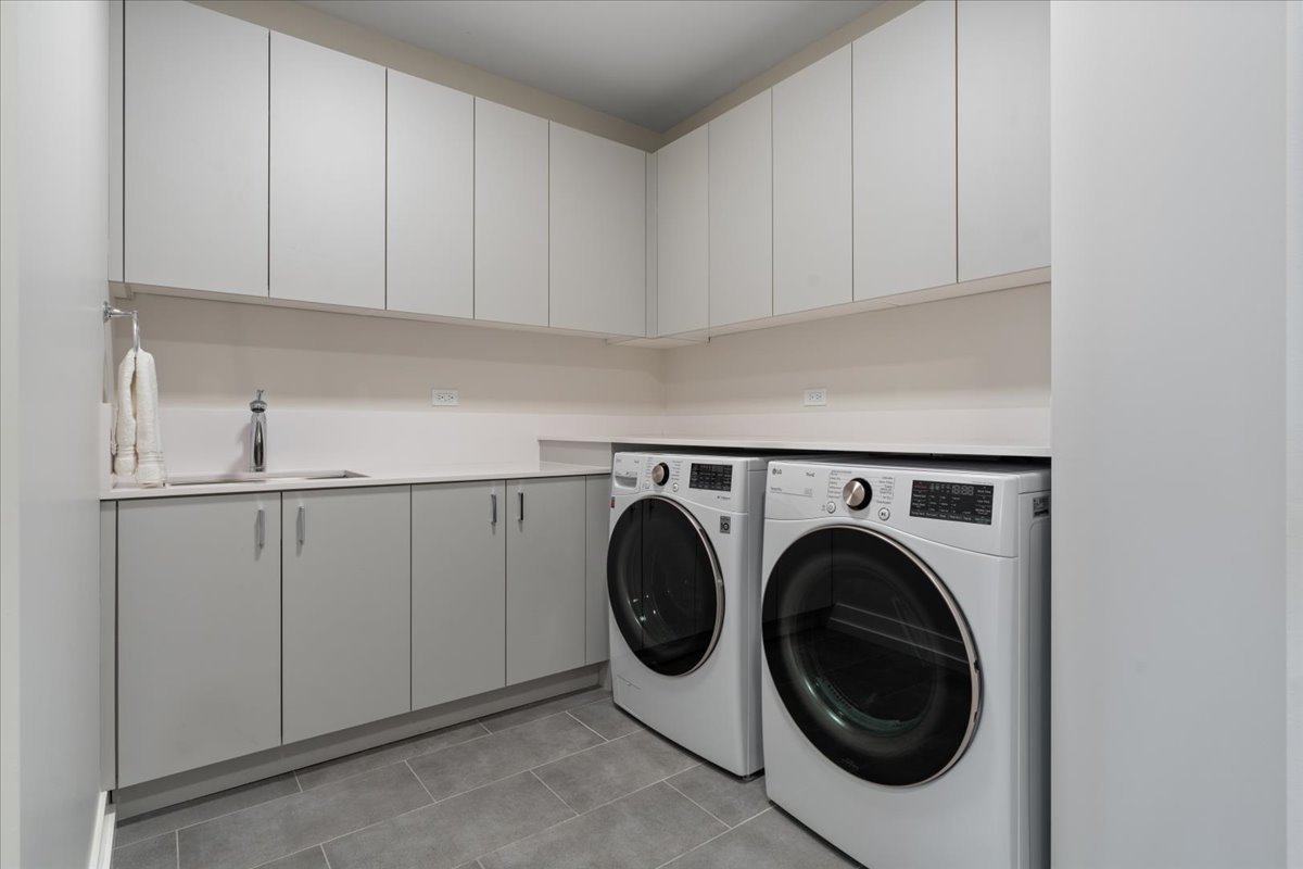 14 W Superior Street Unit: 4702