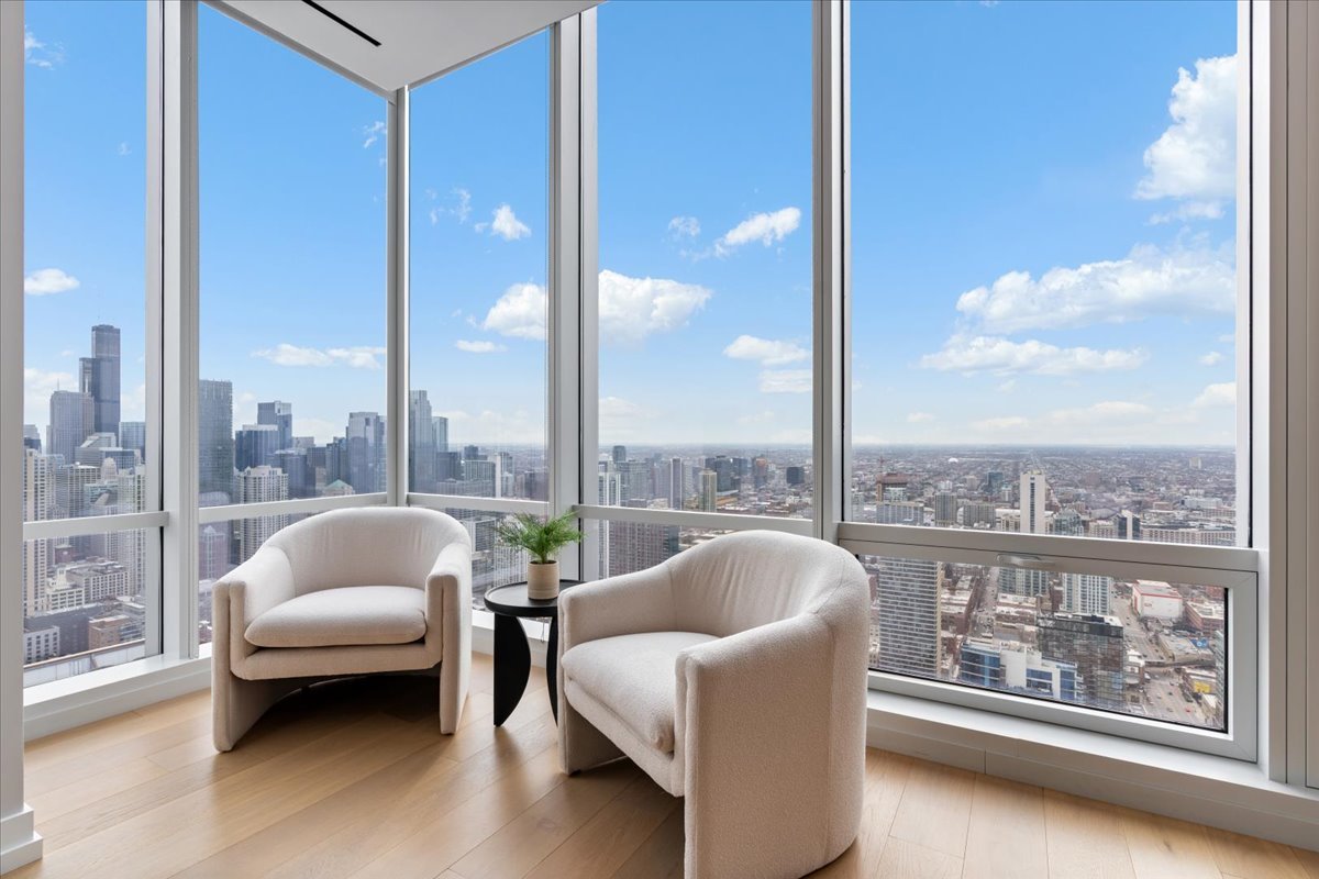 14 W Superior Street Unit: 4702