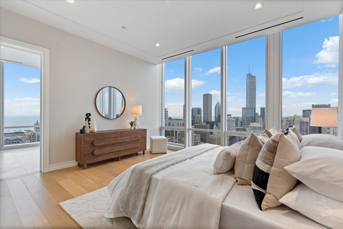 14 W Superior Street Unit: 4702