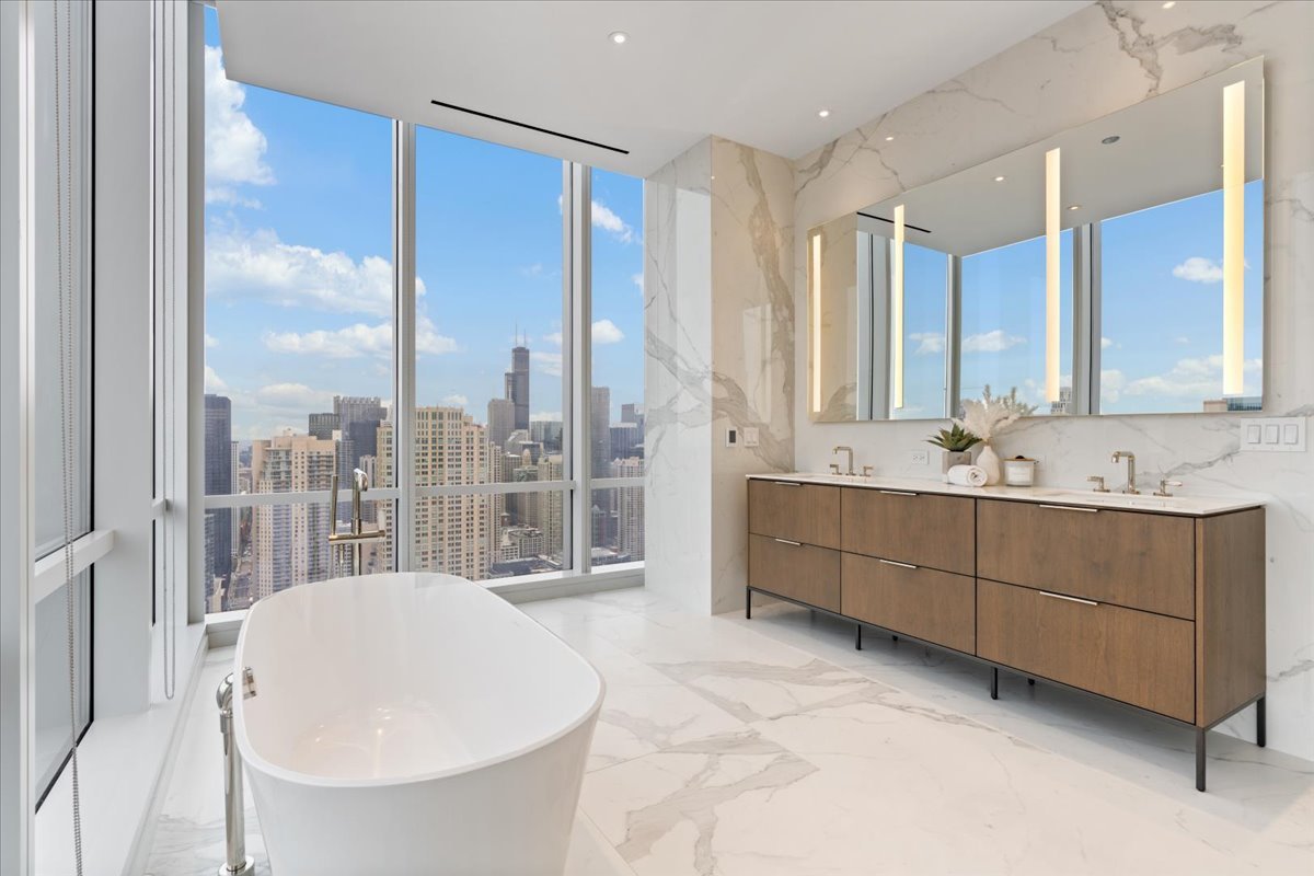 14 W Superior Street Unit: 4702