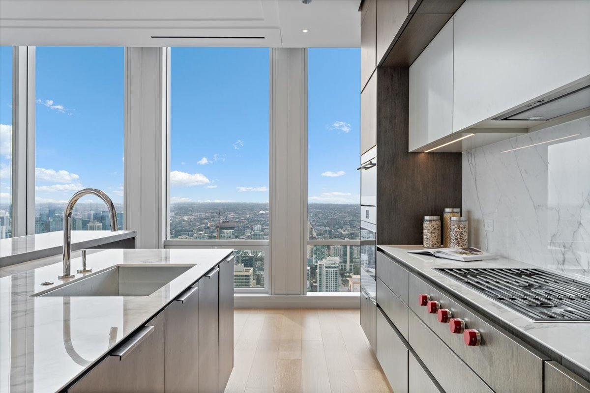 14 W Superior Street Unit: 4702