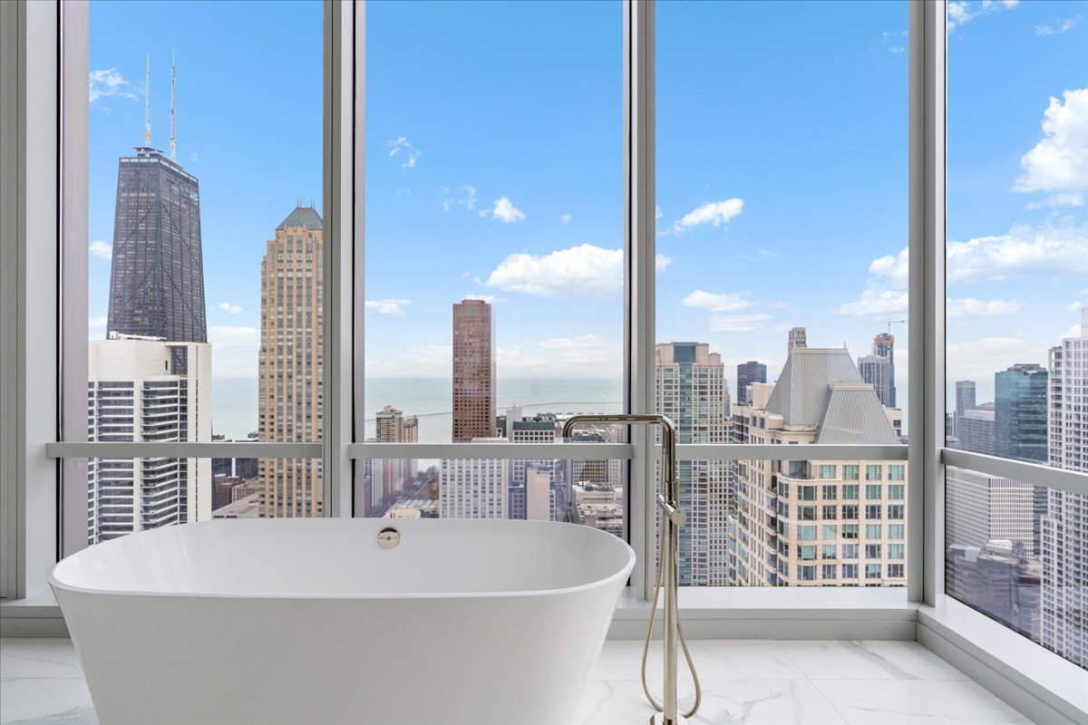 14 W Superior Street Unit: 4702