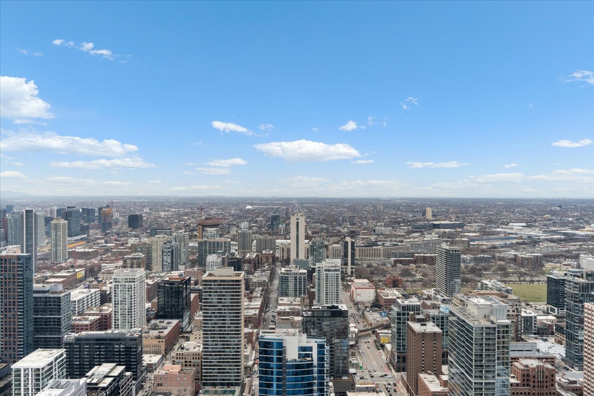 14 W Superior Street Unit: 4702