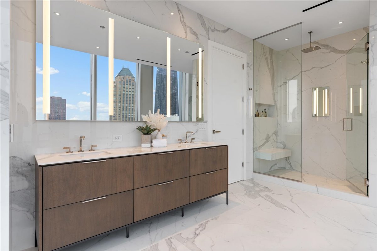 14 W Superior Street Unit: 4702
