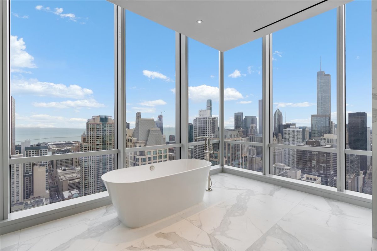 14 W Superior Street Unit: 4702