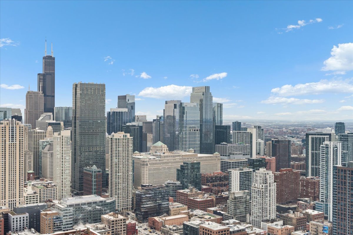 14 W Superior Street Unit: 4702