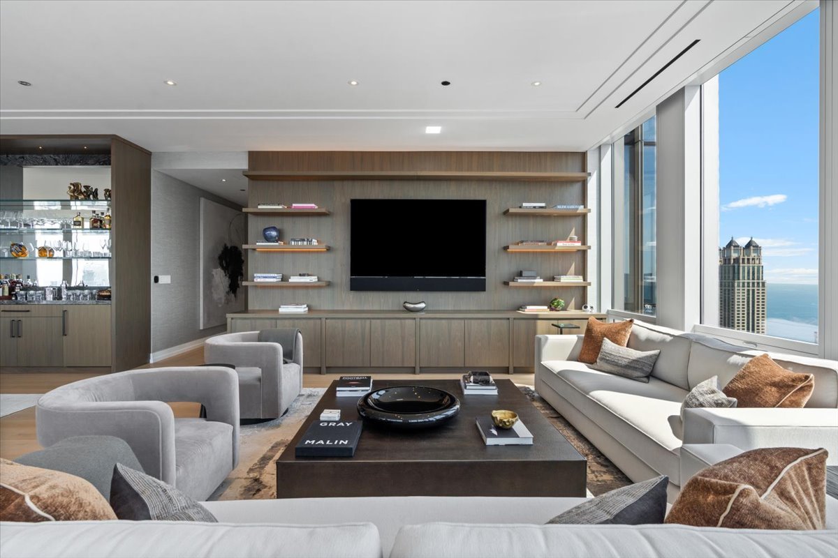 14 W Superior Street Unit: 6201