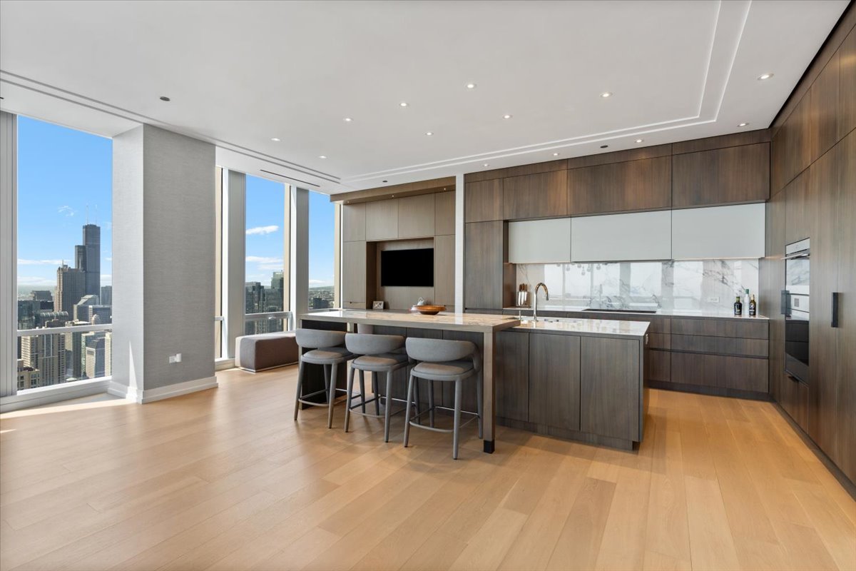 14 W Superior Street Unit: 6201
