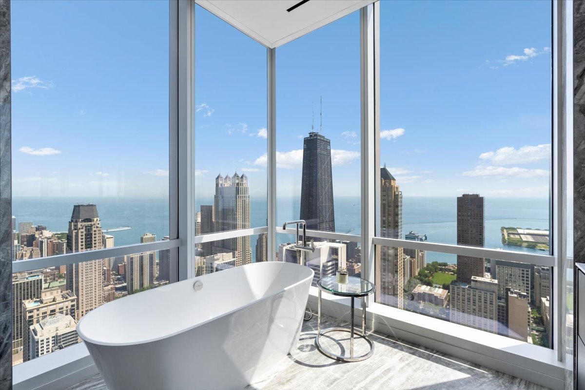 14 W Superior Street Unit: 6201