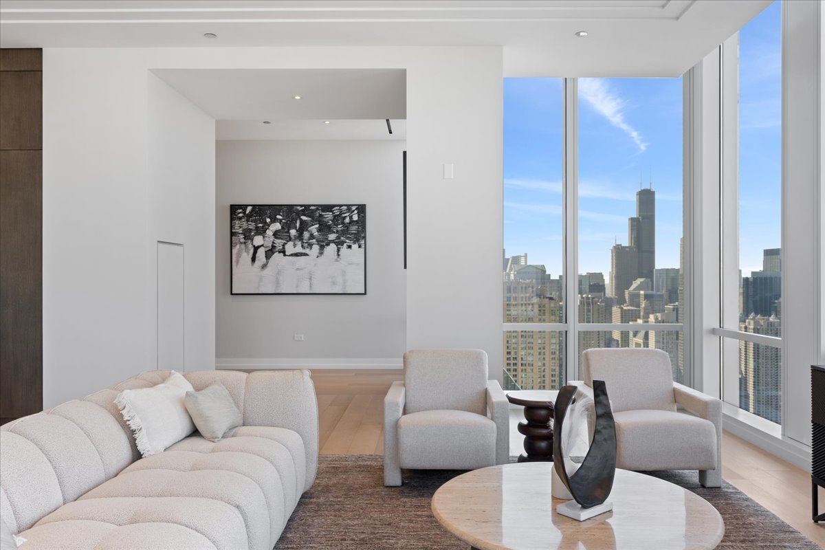 14 W Superior Street Unit: 5103