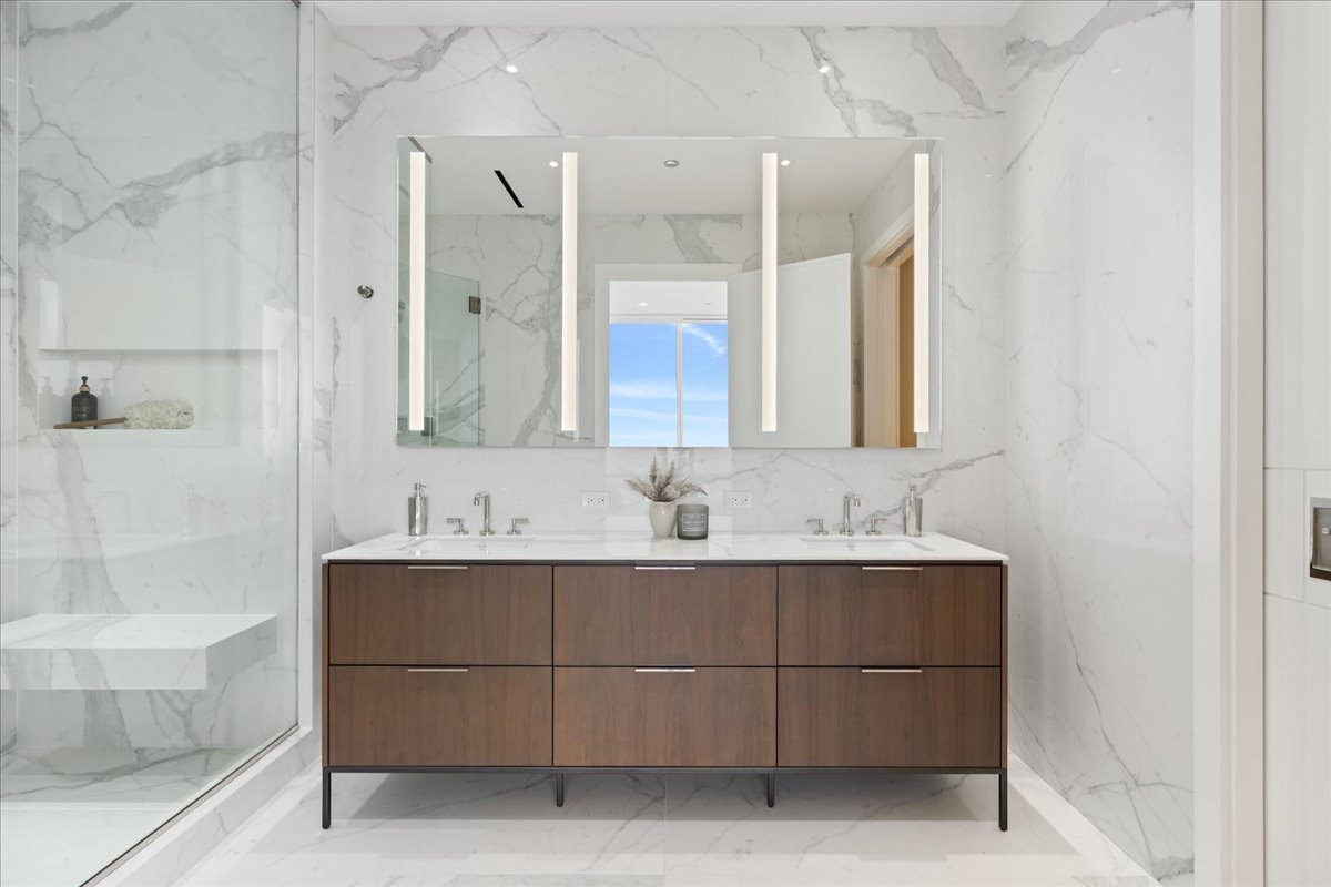 14 W Superior Street Unit: 5103