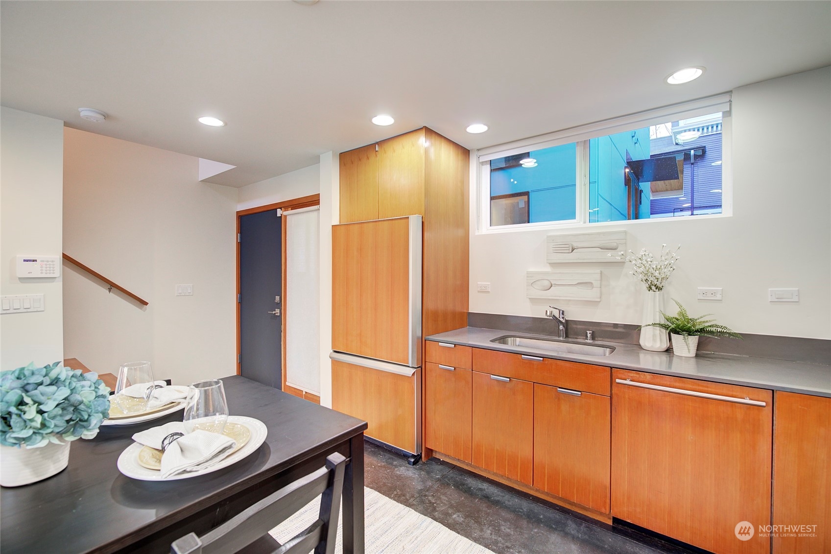 2423 E Denny Way