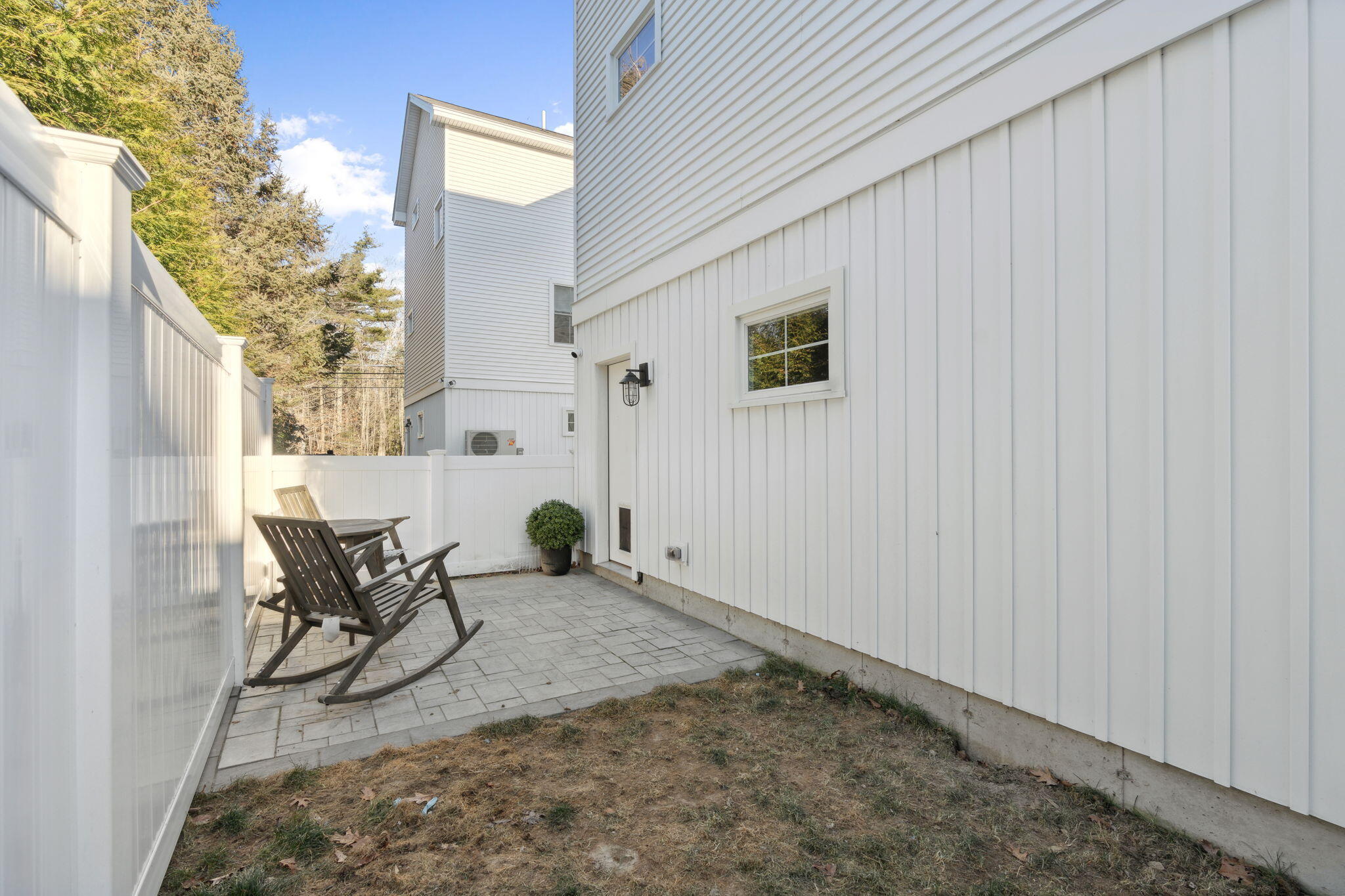 284 Bradley Street, 2