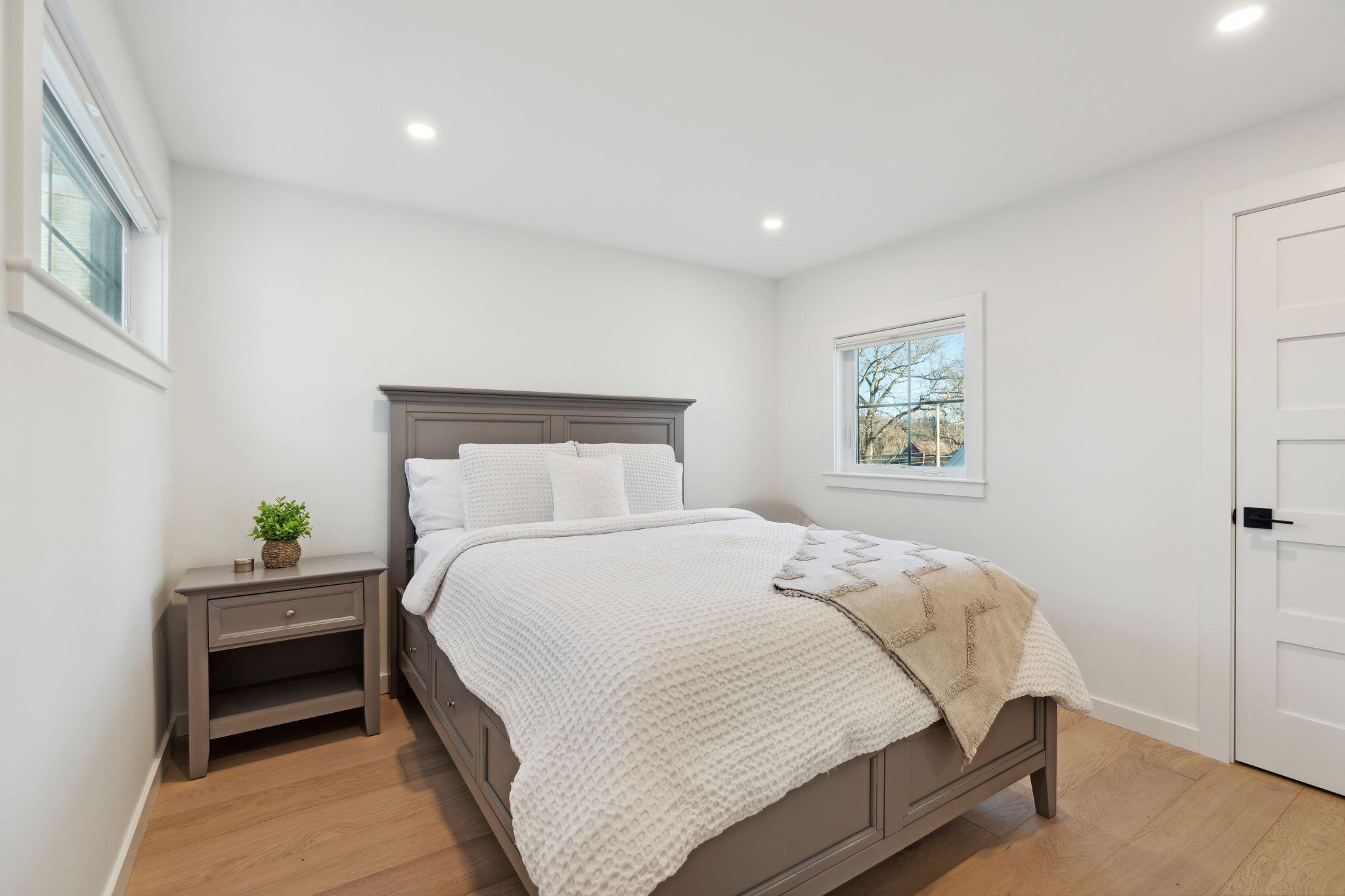 284 Bradley Street, 2