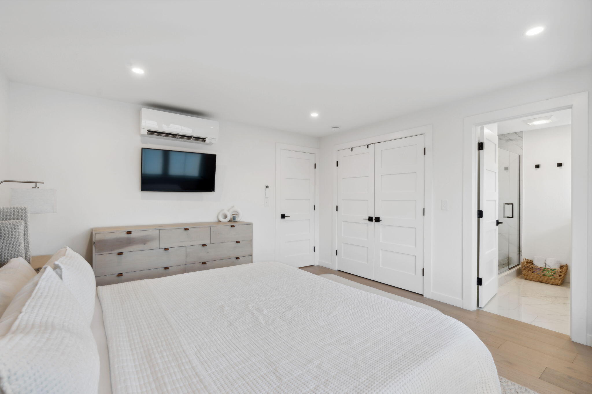 284 Bradley Street, 2