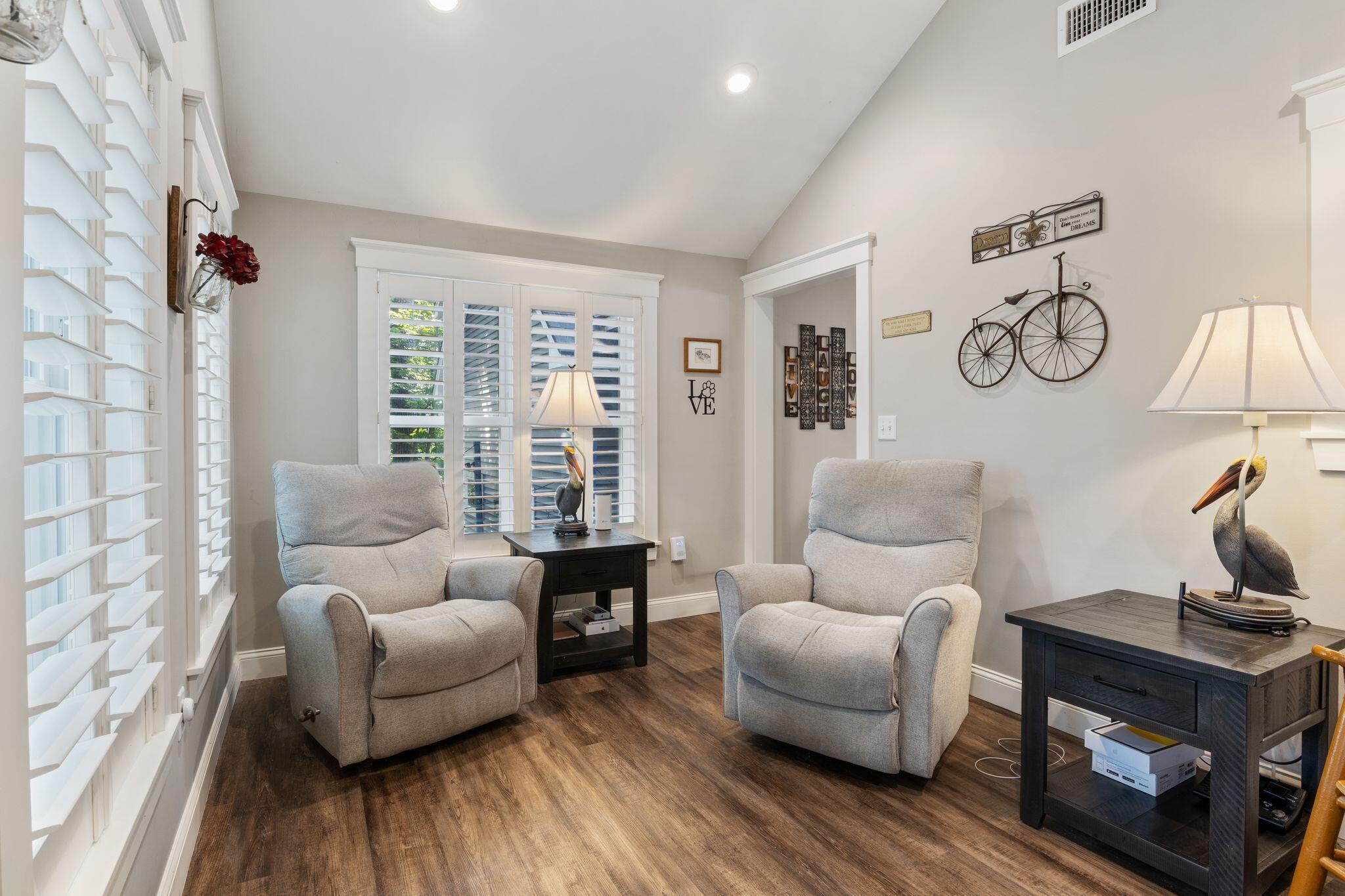 6 Bower Lane